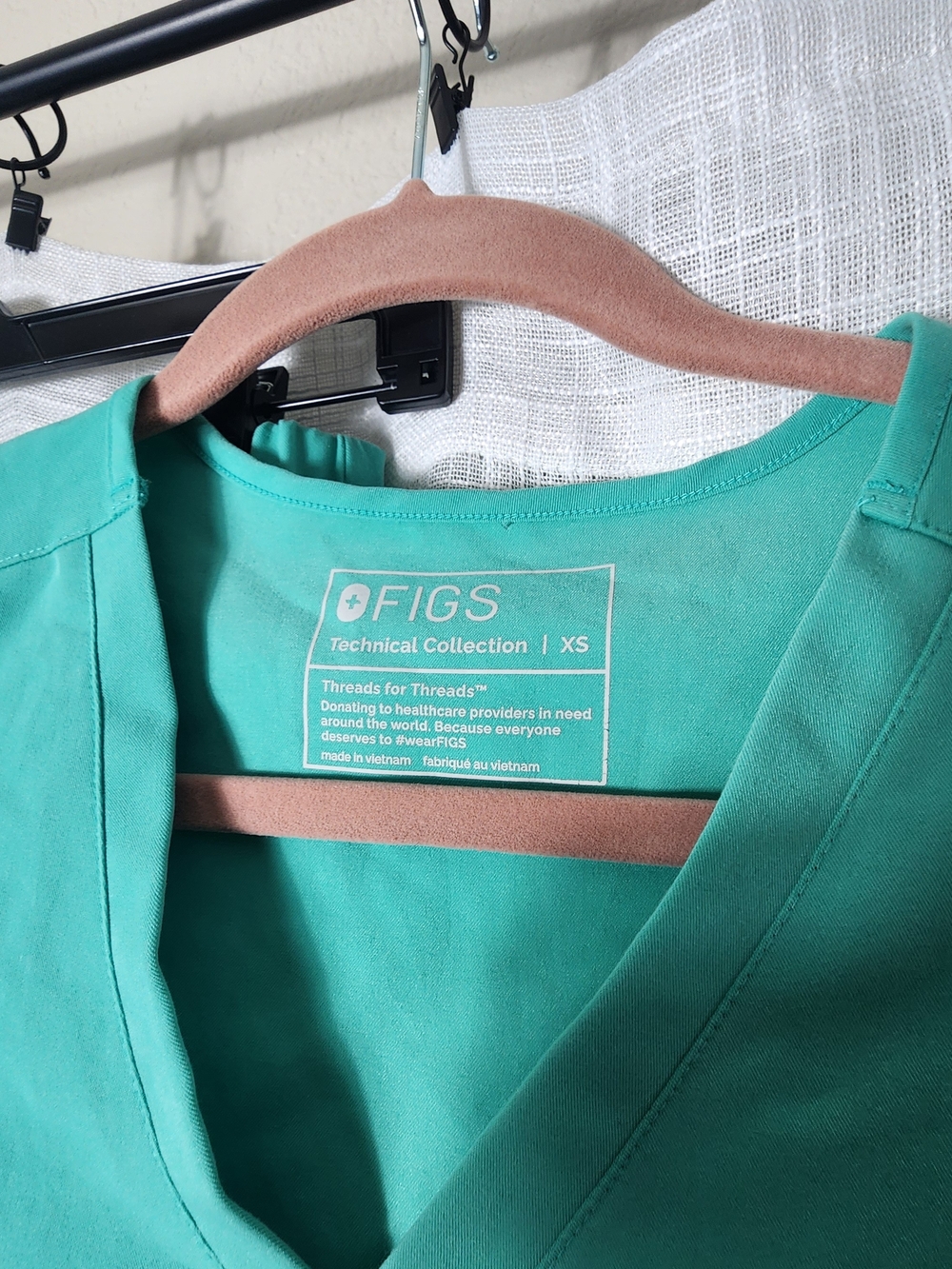 FIGS Women's Teal V-Neck Scrub Top & Jogger Set - Picture 2 of 10